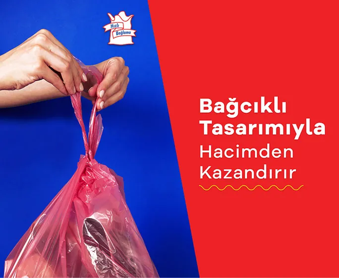 Bağcıklı çöp torbasının iki ucu düğümlenerek kapatılıyor